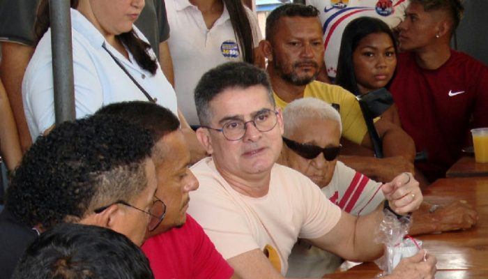 David Almeida promete zerar fila do Sisreg em um ano durante visita a feira em Manaus