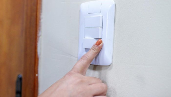 Defensoria Pública do AM investiga alta na conta de luz e pede ajuda de consumidores