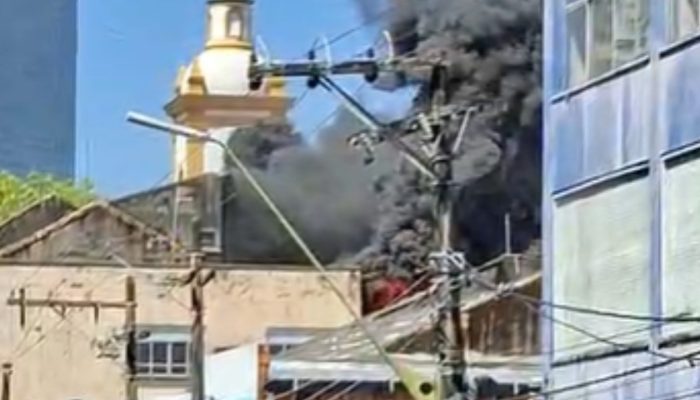 Desabamento de estrutura marca incêndio em loja no Centro de Manaus