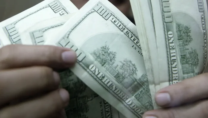 Dólar avança a R$ 5,19 após sinalização de aperto monetário pelo Fed