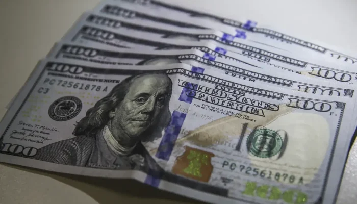 Dólar fecha estável em R$ 5,08 enquanto mercado financeiro sente impacto de tarifas e conflitos