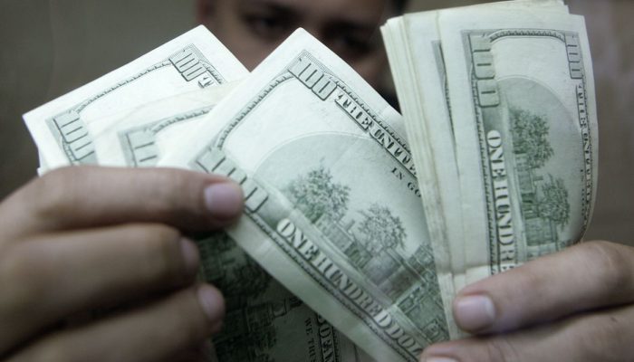 Dólar fecha julho em queda, Ibovespa reage e petróleo dispara em cenário de tensões