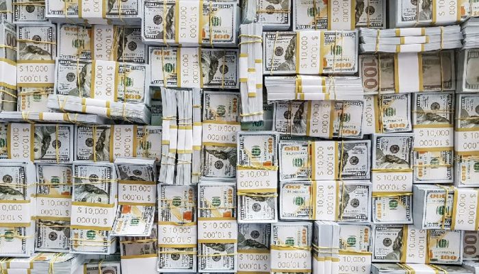 Dólar sobe e fecha acima de R$ 5,22 em dia de tensão global e alta do petróleo