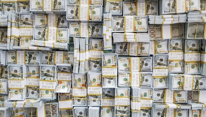 Dólar sobe e se aproxima de R$ 5,20 em dia de instabilidade nos mercados globais