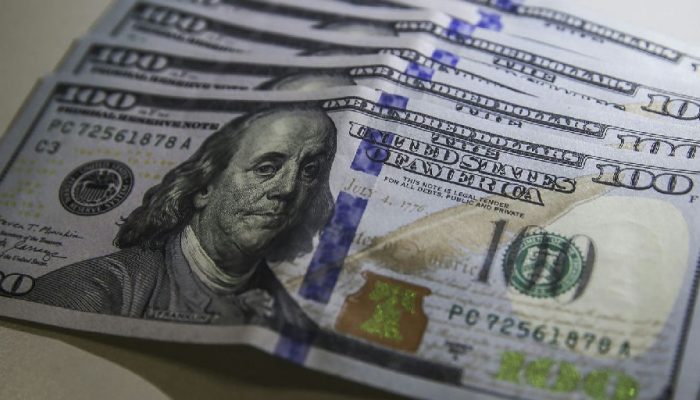 Dólar volta a superar R$ 5 em dia de ajuste no mercado financeiro brasileiro