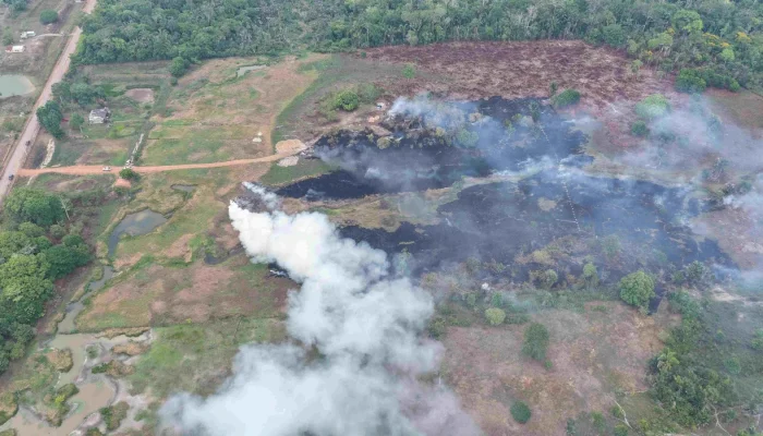 Dono de terreno recebe multa de cem mil reais após queima de pneus no amazonas