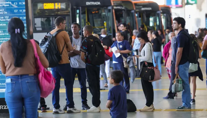 Economia brasileira: setor de serviços mantém estabilidade em julho e avança 2,4% em 12 meses