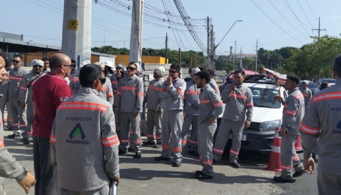 Eletricistas terceirizados paralisam atividades em Manaus por melhores salários e condições de trabalho