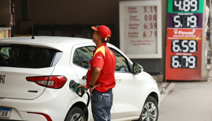 Elevação do etanol na gasolina para 32% provoca debate sobre impactos em veículos e economia