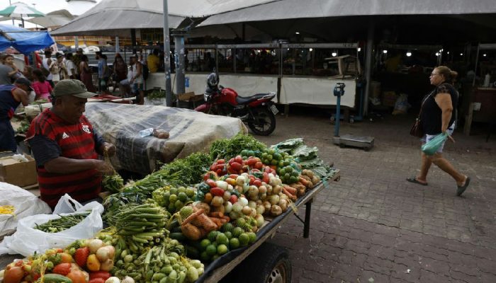 Estagnação de auxílios sociais pode gerar forte retração em municípios do interior