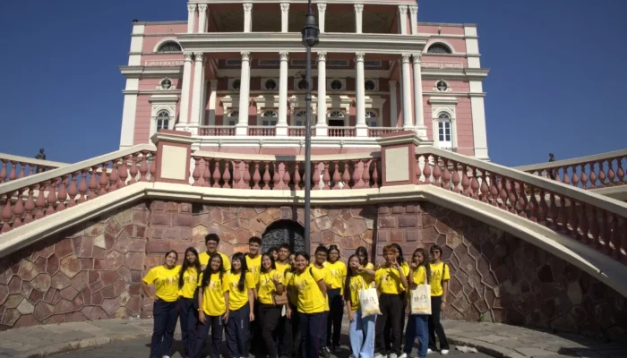 Estudantes do projeto Pipoca em Cena exploram a história do Teatro Amazonas