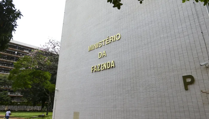 Fazenda corta estimativa de crescimento para 2% em 2026 e 2,3% em 2027 devido a juros e dívidas
