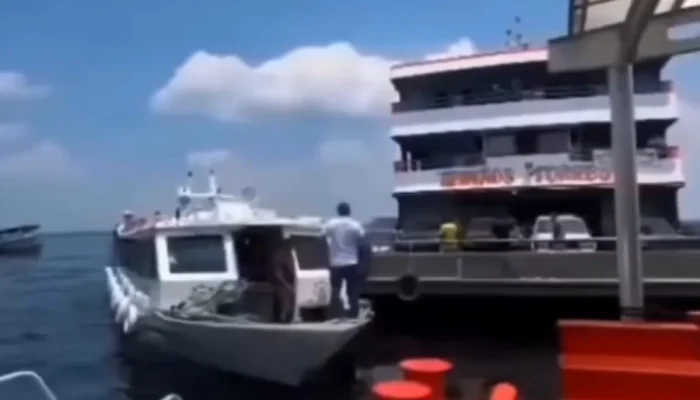 Ferry boat colide com lancha durante manobra em terminal de Manaus