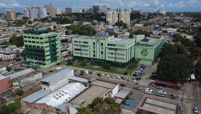 Fim de cotas regionais na UEA leva estudantes do Amazonas à Justiça por regra de transição