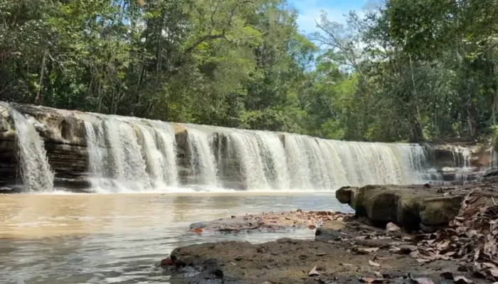 Fiscalização investiga dano ambiental após água de cachoeira mudar de cor no Amazonas