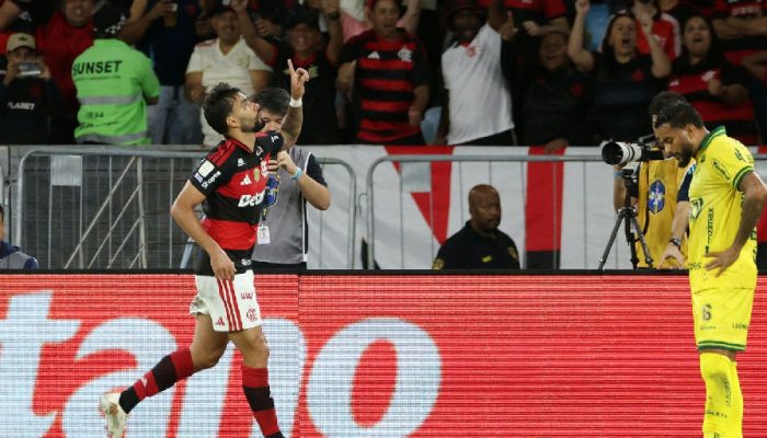 Flamengo vence Mirassol e encosta no Palmeiras na briga pelo título brasileiro