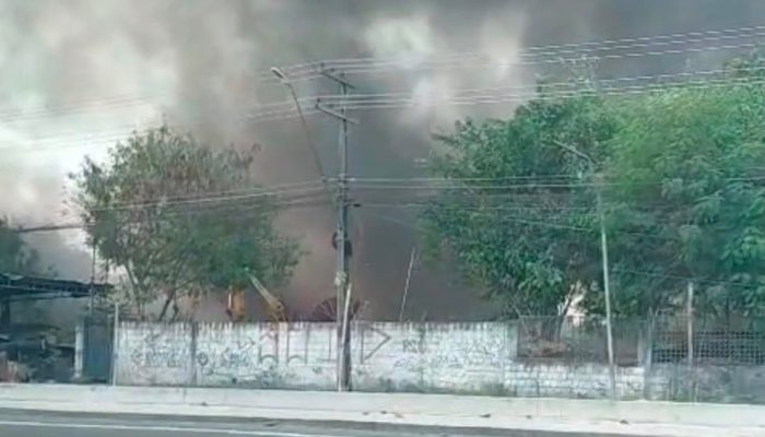 Fogo em ferro-velho na Zona Leste de Manaus mobiliza Corpo de Bombeiros