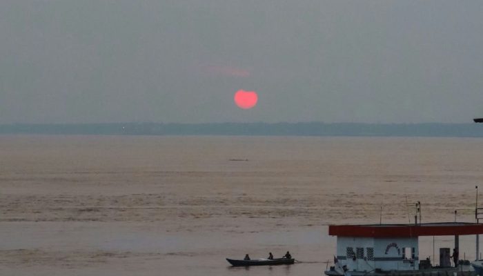 Fumaça de queimadas em Itacoatiara transforma pôr do sol e agrava saúde de moradores