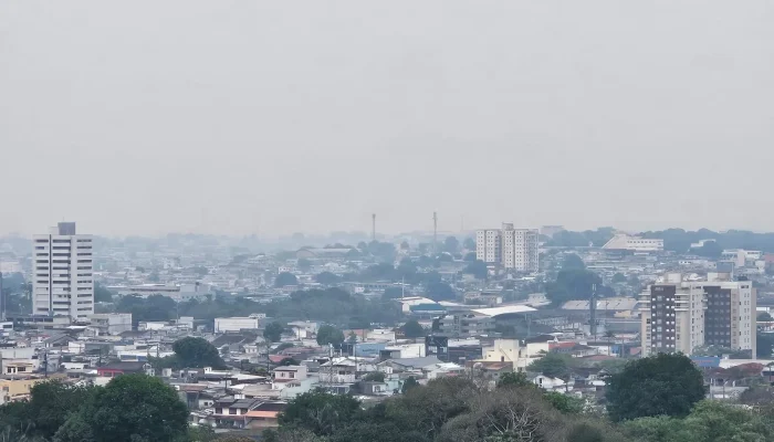 Fumaça encobre Manaus e qualidade do ar atinge nível péssimo nesta quinta-feira (17)