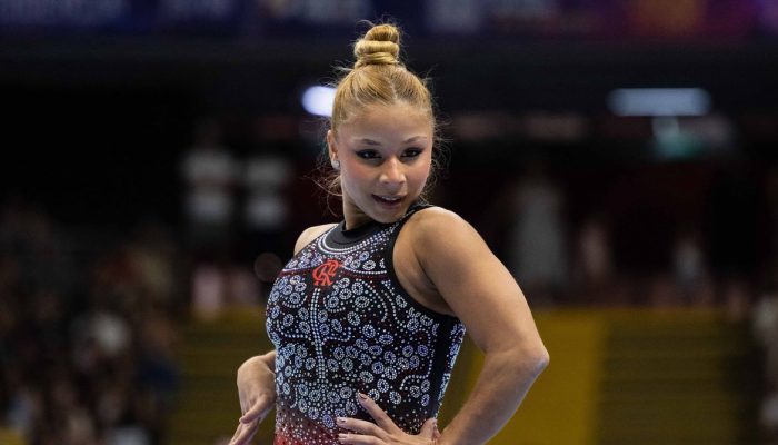 Ginasta Flávia Saraiva conquista ouro duplo na trave e no solo em Brasília