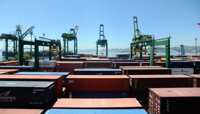 Tarifas dos EUA: Brasil avalia impacto limitado na balança comercial, mas setores industriais sentem