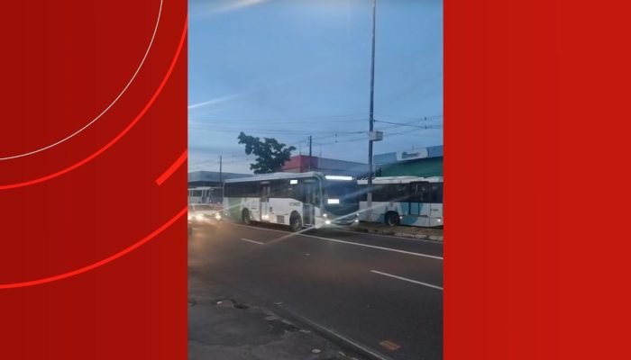 Greve de ônibus em Manaus entra no terceiro dia com frota reduzida e impasse financeiro
