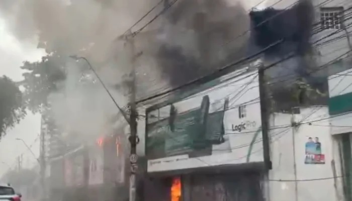 Incêndio atinge estrutura comercial na avenida Humberto Calderaro em Manaus