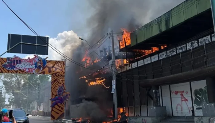 Incêndio atinge prédio histórico do antigo Banco da Amazônia no centro de Manaus