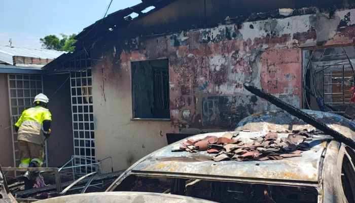 Incêndio destrói residência e deixa morador ferido na zona norte de Manaus