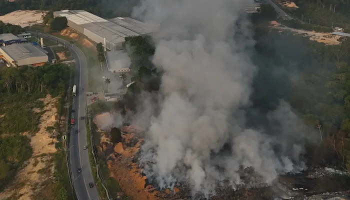 Incêndio em área de vegetação e lixão mobiliza bombeiros no Distrito Industrial de Manaus
