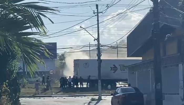Incêndio em caminhão na Avenida das Torres causa grande congestionamento em Manaus