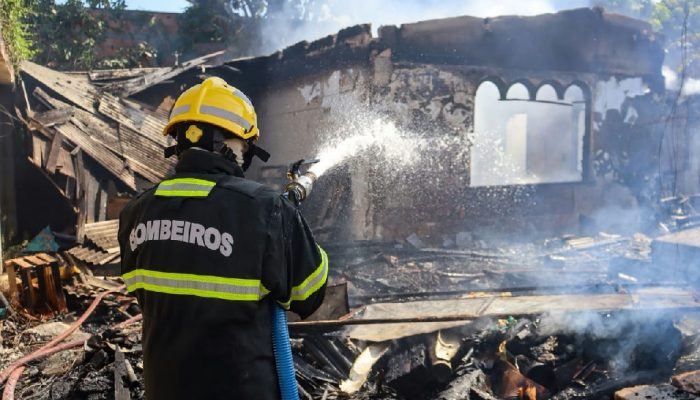 Incêndio em Itacoatiara destrói casa e fere morador em tentativa de afastar mosquitos