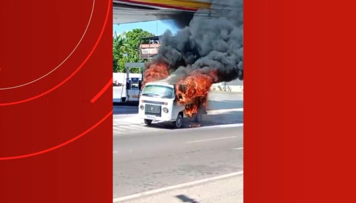 Incêndio em Kombi assusta em posto de combustível de Iranduba, no Amazonas