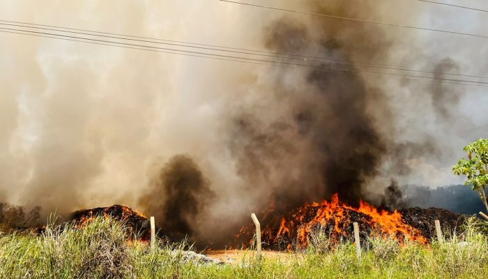 Incêndio em lixão de Iranduba persiste por mais de 21 horas e ameaça casas e fiação