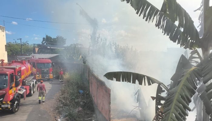 Incêndio em vegetação mobiliza bombeiros no bairro Nova Cidade em Manaus