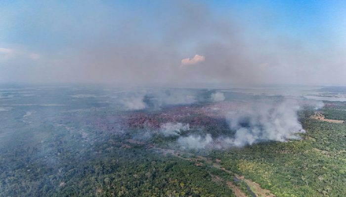 Incêndio florestal em Itacoatiara atinge 11 dias e fumaça encobre zona urbana