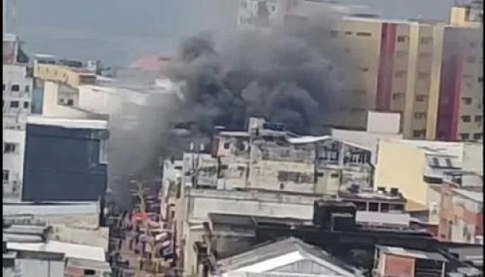 Incêndio no Centro de Manaus: chamas em dois prédios mobilizam equipes e deixam 15 atendidos por fumaça