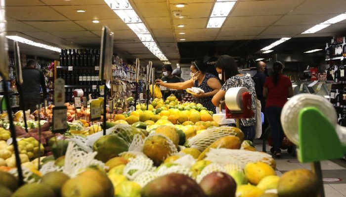 INPC acelera e atinge 4,29% em 12 meses, impactando reajustes salariais