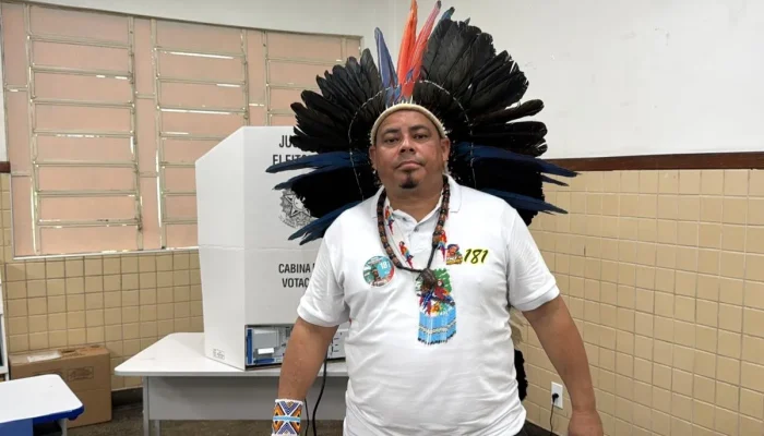 Ismael Munduruku, candidato indígena ao Senado, vota em Manaus e ressalta a força da causa