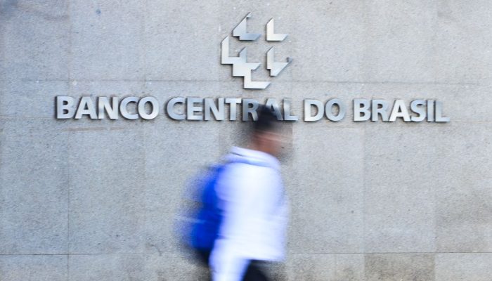 Juros para famílias disparam a 64% ao ano no Brasil, alerta Banco Central