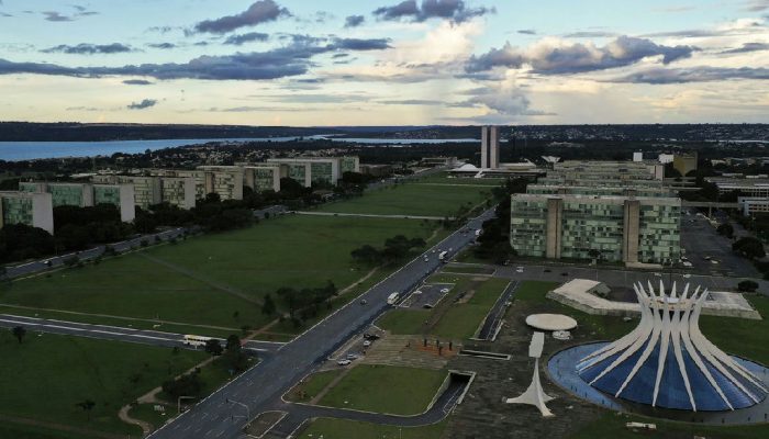 Lula e Flávio Bolsonaro expõem divergências profundas sobre o papel do Estado na economia
