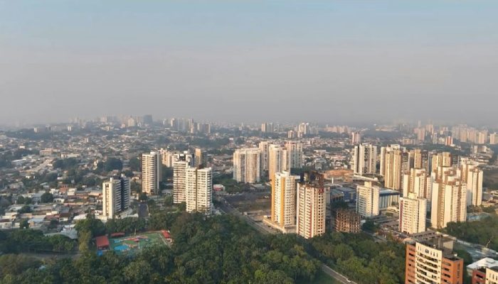 Manaus sob densa fumaça: capital entra em estado de atenção por queimadas