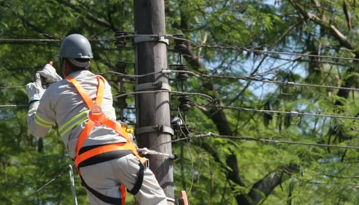 Manutenção na rede elétrica causa desligamento programado em bairros de Manaus neste domingo