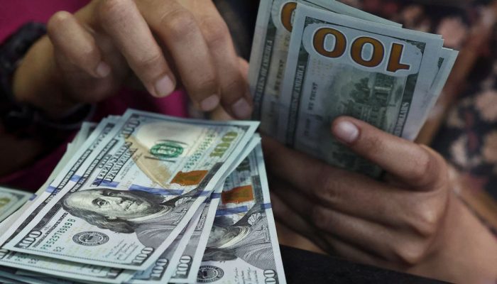 Moeda americana encerra semana abaixo de R$ 5 com queda de 1,58%