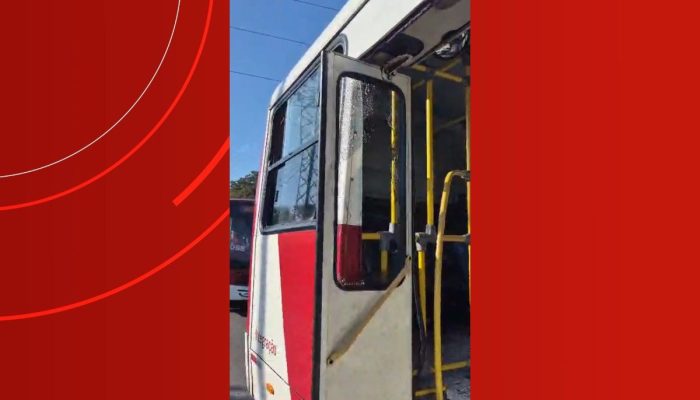 Motorista barra 'carona' perigosa e ônibus é apedrejado por ciclistas em Manaus