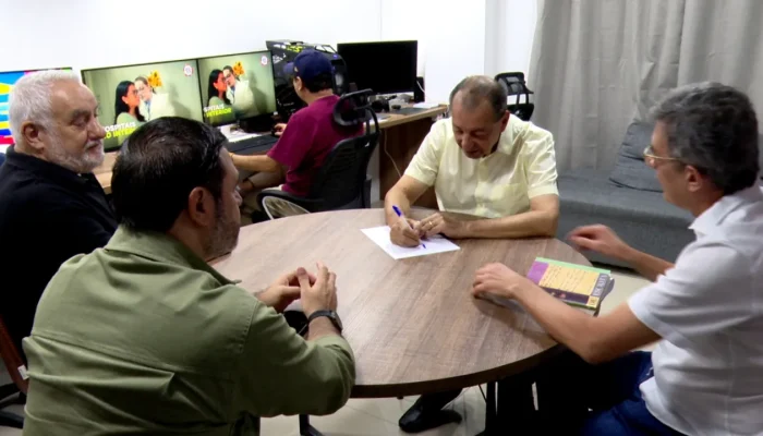Omar Aziz foca em propostas para a saúde em agenda de campanha em Manaus