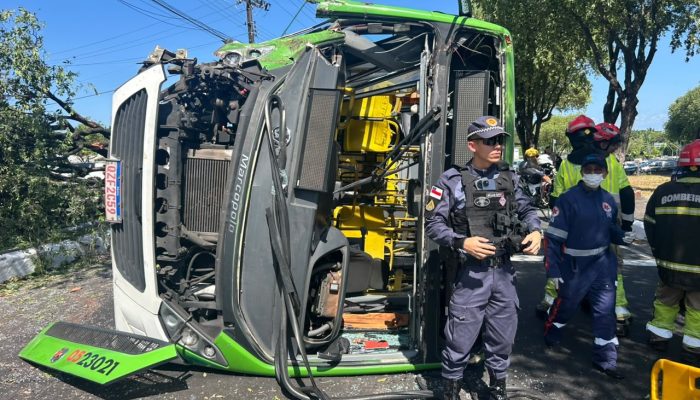 Ônibus capota em Manaus após colidir com árvore e deixa 21 pessoas feridas