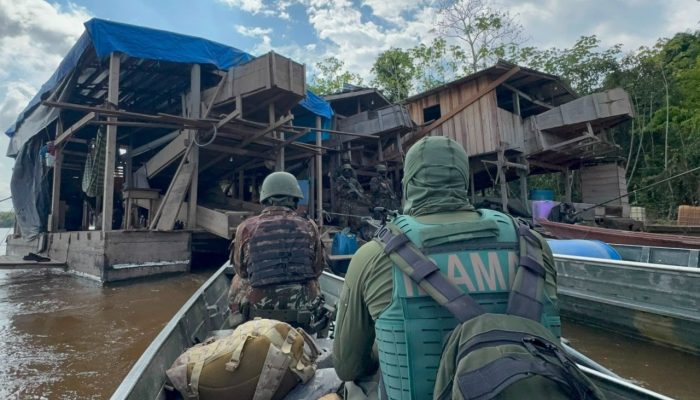 Operação Jaguaretê inutiliza seis dragas de garimpo ilegal no rio Içá
