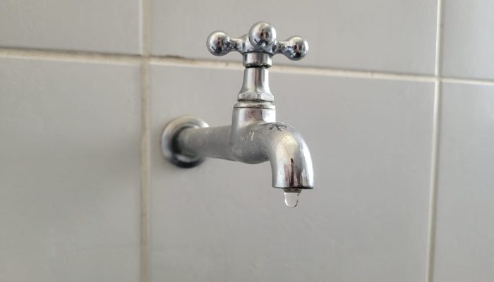 Oscilações no abastecimento de água afetam Manaus com vazamento e manutenção programada