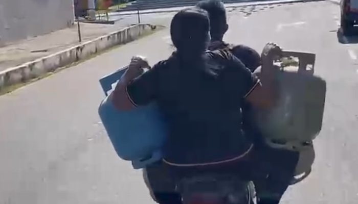 Perigo sobre duas rodas: casal é flagrado transportando botijas de gás sem capacete no Amazonas
